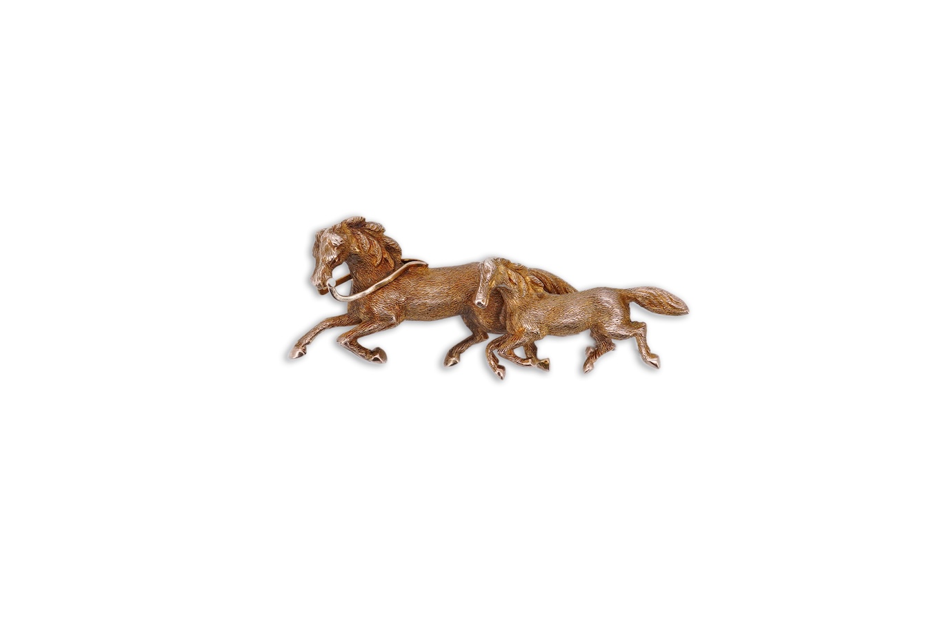 A gold brooch, circa 1900